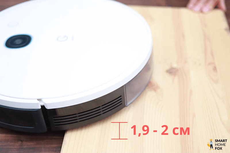 Yeedi Vac Hybrid Saugroboter überfährt eine Türschwelle